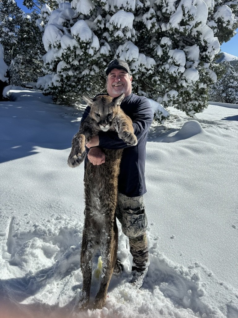 rco-snow-lion-hunter-deep-snow-bluesky.jpg